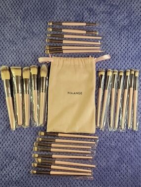 NWOT Pink Makeup Brush Set with Velvet Drawstring Pouch Full Face & Eye Kit